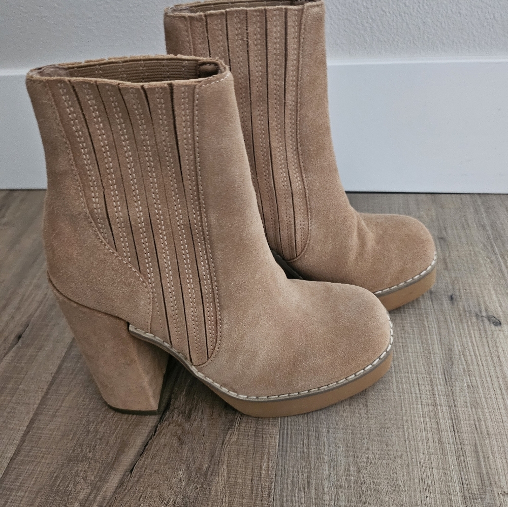 Steve Madden tan booties size 6